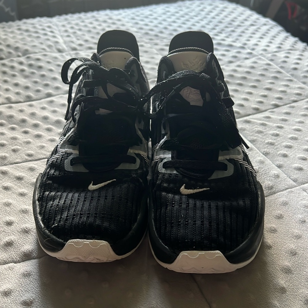 LeBron Witness 6 black and white